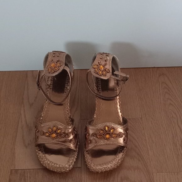 Shiny brown sandals 5 - Picture 2 of 7